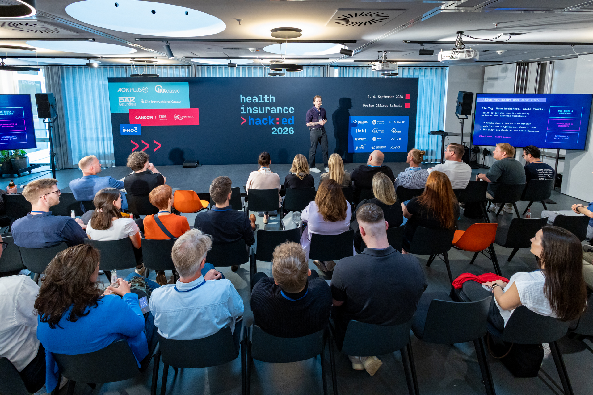 Blick ins Plenum am Sprint:ed-Workshop-Tag mit Bühne und den drei Themenwelten