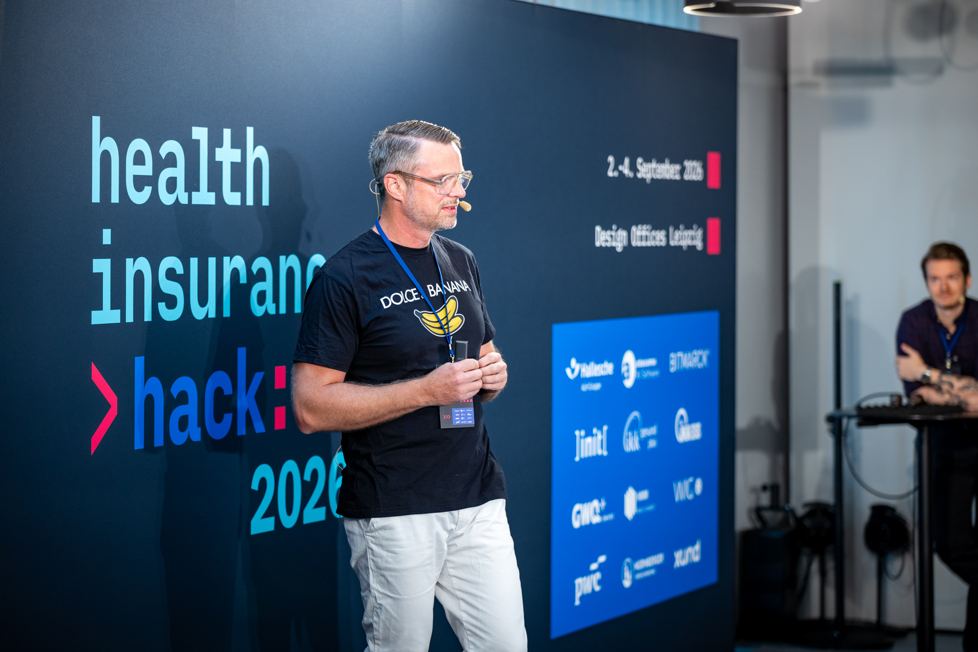 Björn Degenkolbe hält seine Keynote auf der Bühne beim health insurance hack:ed 2026