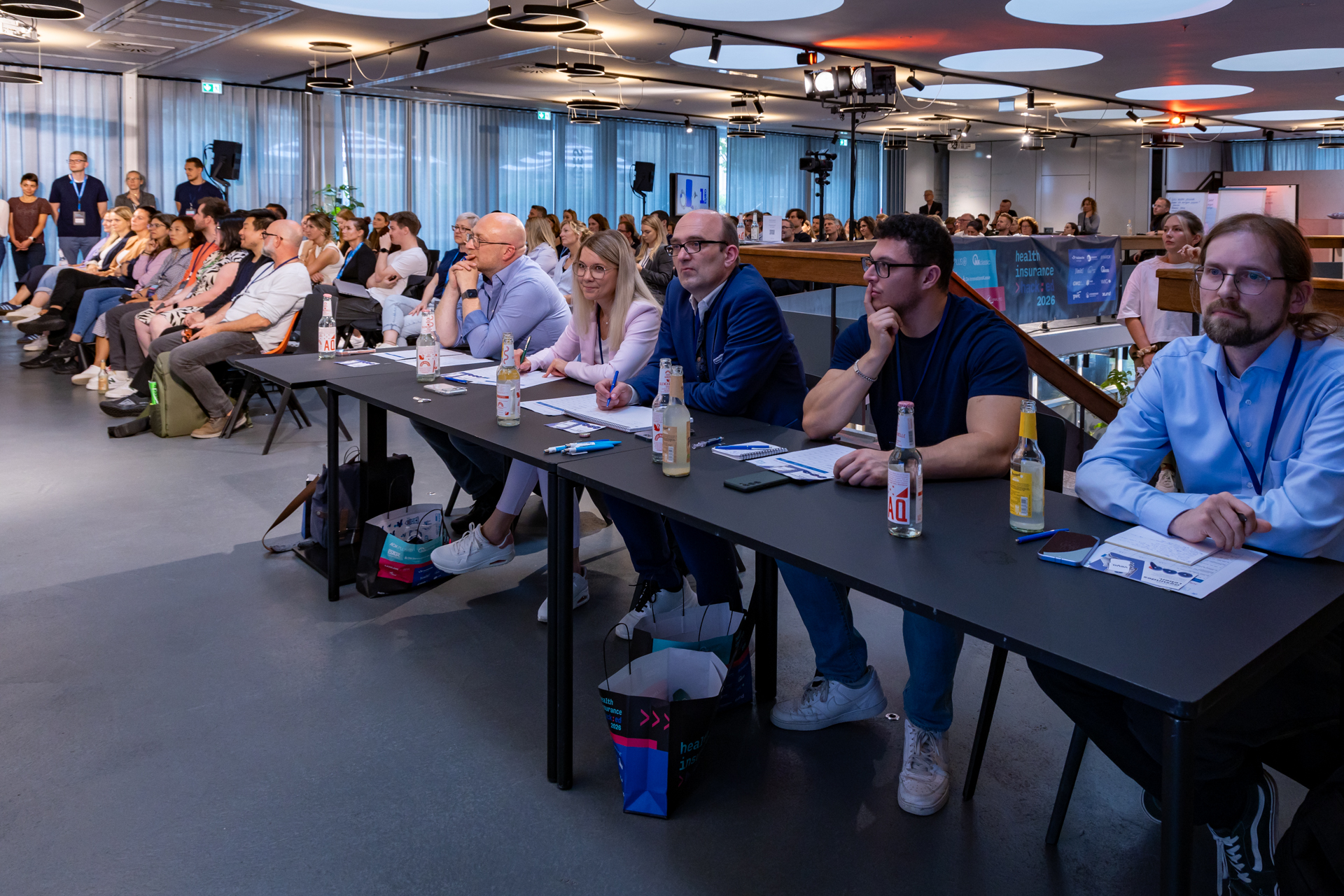 Die Fachjury verfolgt die Final-Pitches der Teams