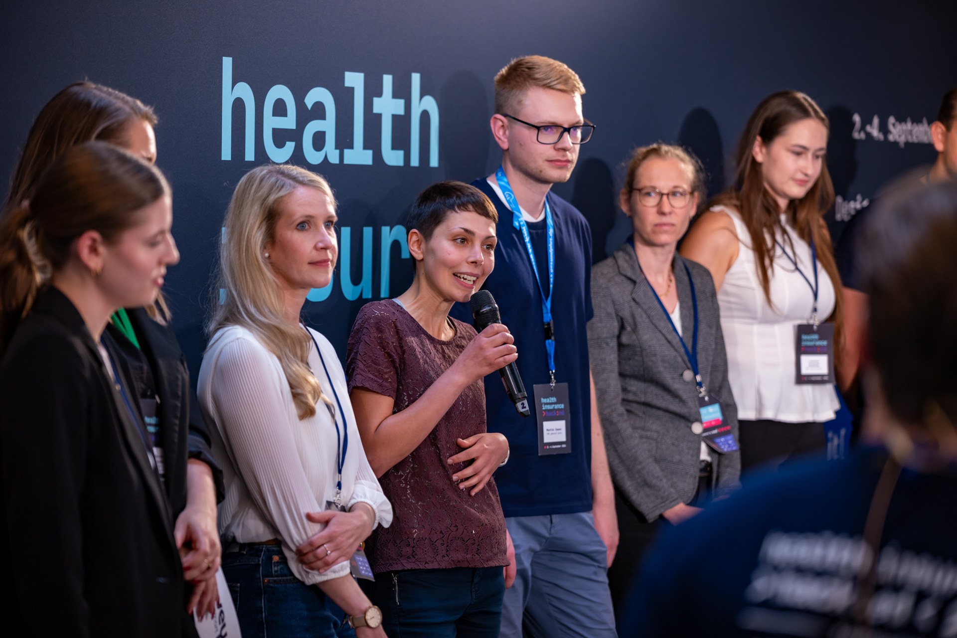 Ein Team präsentiert im Final-Pitch seine Lösung auf der Bühne