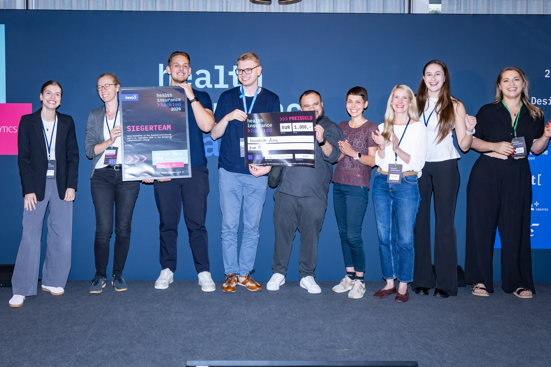 Siegerteam der innovativsten Lösung mit Urkunde auf der Bühne