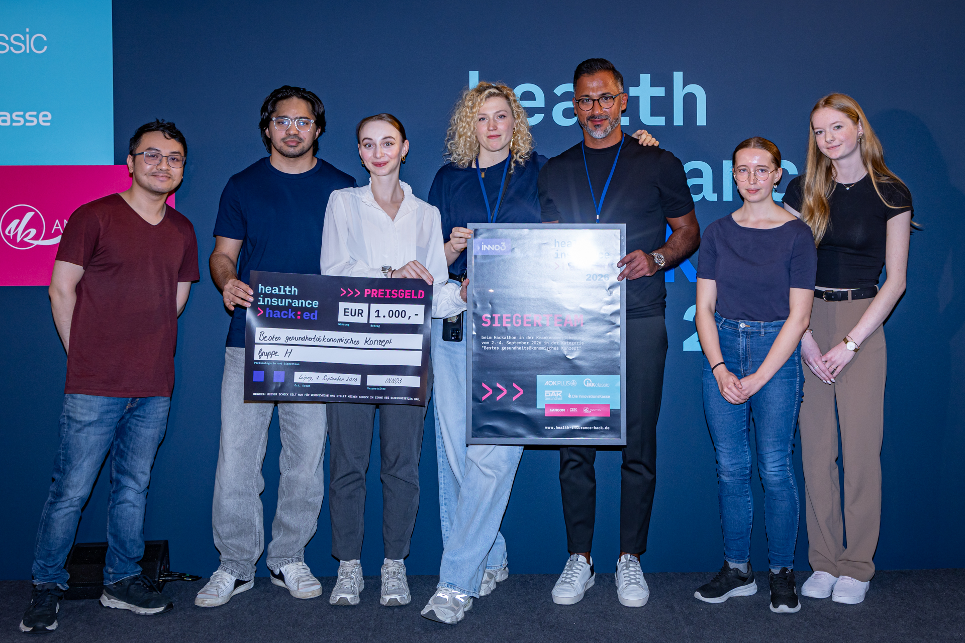 Team H mit Urkunde und Scheck für das beste gesundheitsökonomische Konzept